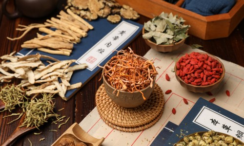 中药黄芪的功效与主治-中药化石的功效网 - 为你提供中药黄精的功效与作用及禁忌、中药黄精的功效与作用
